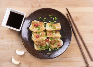 金黄酥脆美味飘香的煎饺图片-第6张