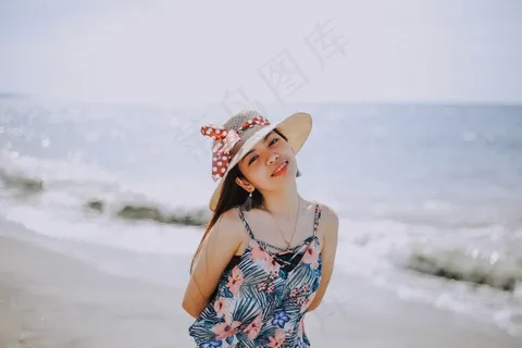 戴草帽美女图片 戴草帽美女图片