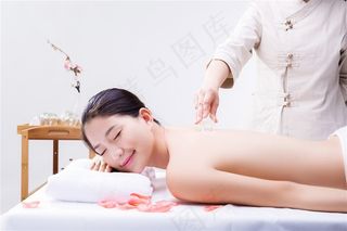 在拔火罐的美女摄影图