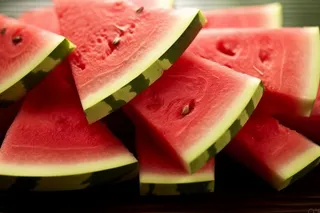 切块西瓜装盘背景