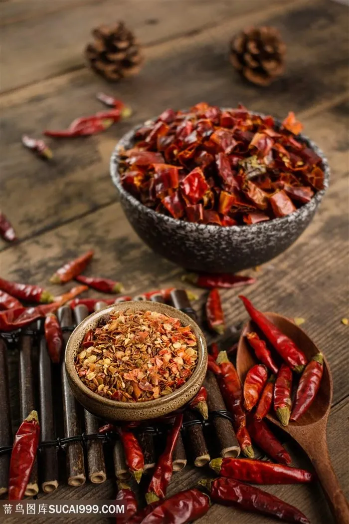 木桌上的辣椒面与辣椒