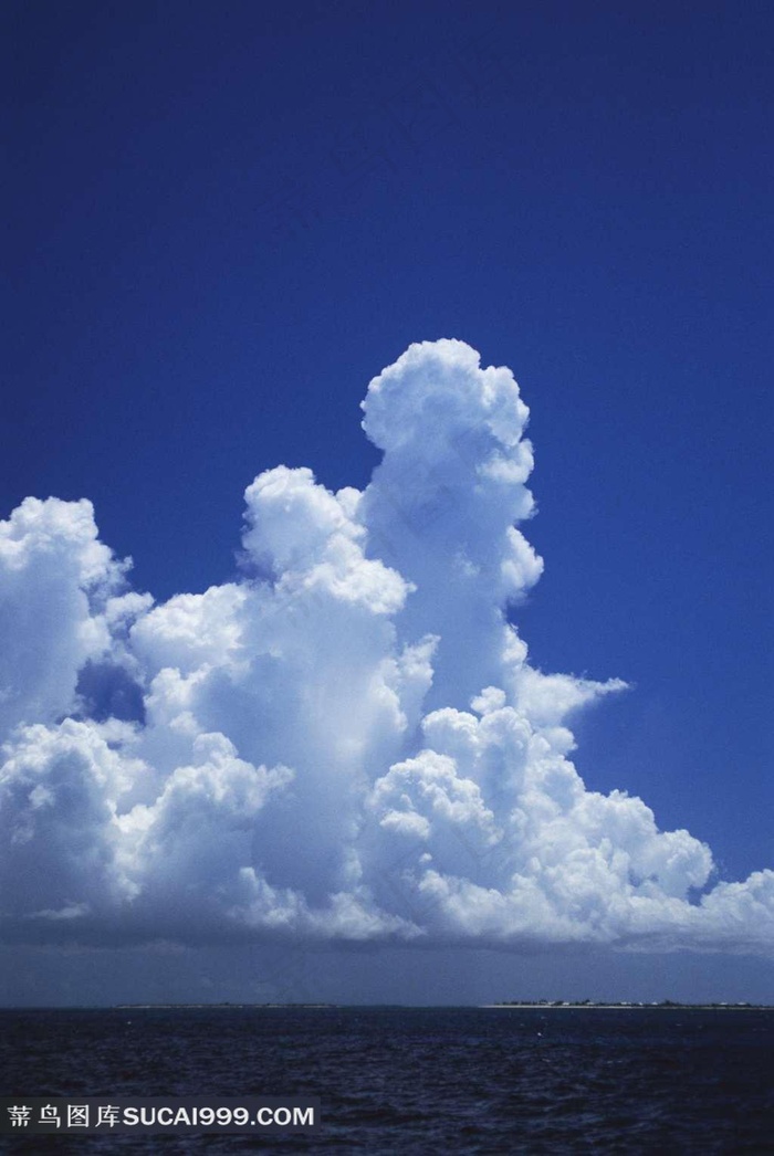 海上浓厚的白云