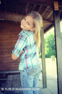 回眸一笑可爱小女孩