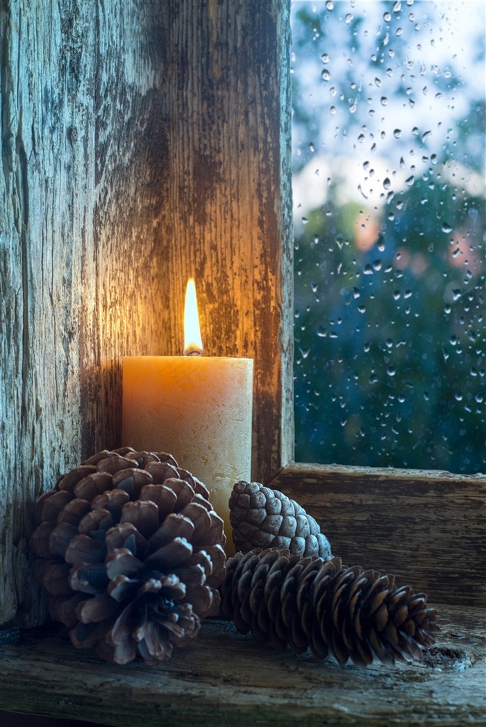 窗户内的蜡烛高清图片