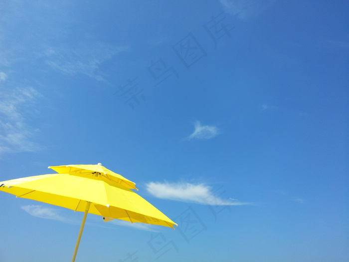 遮阳伞与天空图片