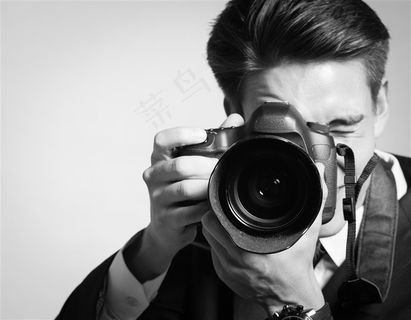 拿着单反相机拍照的男人高清图片 拿着单反相机拍照的男人高清图片