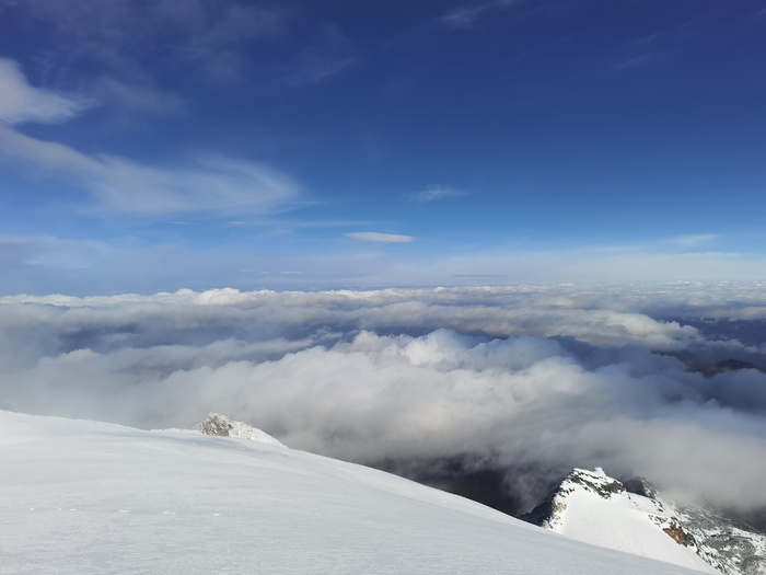 蓝天云海哈巴雪山攀登