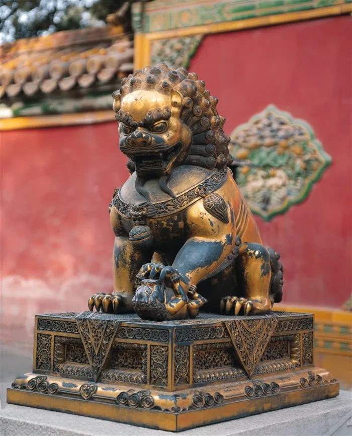 镇宅的铜狮摄影素材