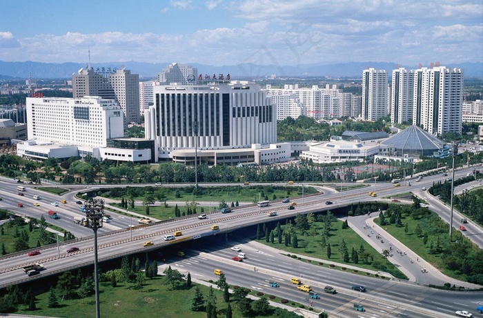 立交桥边的高楼大厦