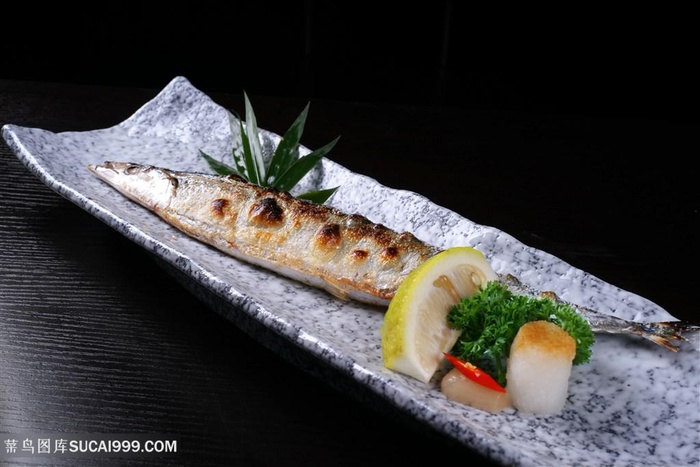 盐烤秋刀鱼的美食图片