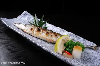 盐烤秋刀鱼的美食图片