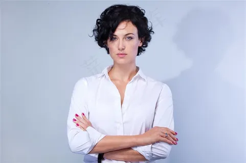 穿着白衬衣双手环抱的职业女性高清图片