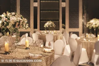 酒店餐桌上的餐具蜡烛和鲜花高清摄影图