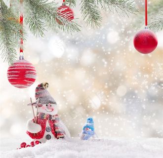 松针树下的小雪人海报背景高清图片