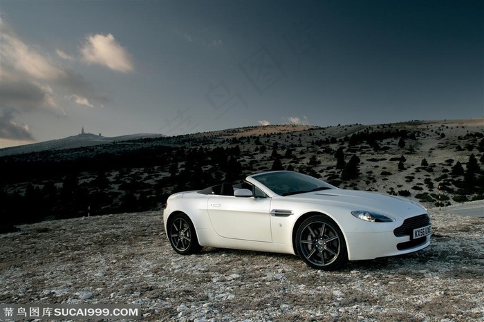 阿斯顿马丁-停放在沙漠中的阿斯顿马丁跑车
