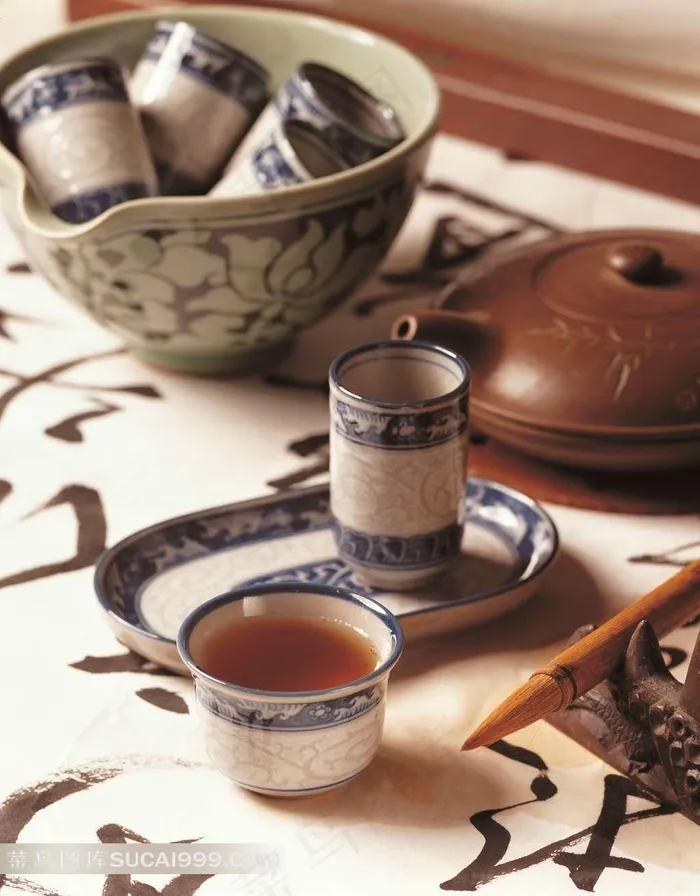 一套小巧的紫砂壶茶具