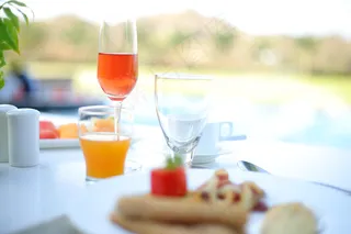 清爽夏季果汁饮品摄影照片