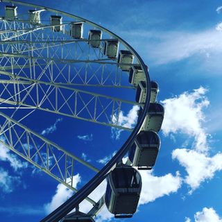 蓝天下摩天轮局部图片
