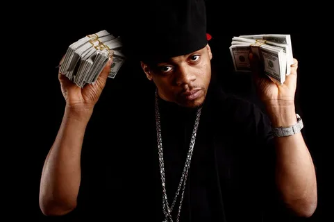 拿着美元的黑人