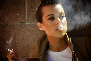 外国吸烟美女图片下载