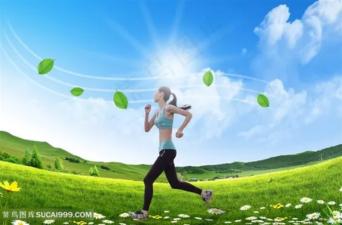 草地上跑步的美女健身 草地上跑步的美女健身