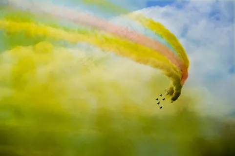 歼敌机白天放礼花图片