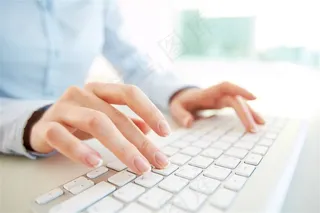 在办公室敲电脑