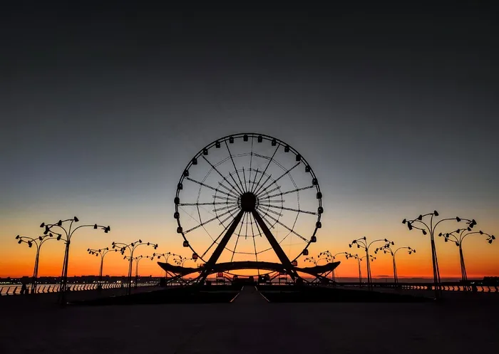 摩天轮日出景观图片