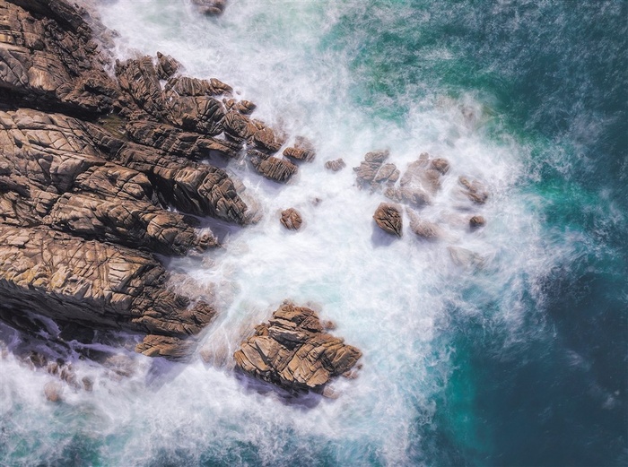 海浪拍打海石的高清图片