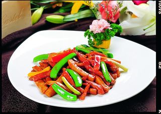 川菜湘菜高清菜谱 鲜松茸菌炒爽肉