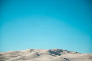 宽广荒凉沙漠风景图片