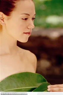 美容SPA（拿着树叶的女性半身特写）
