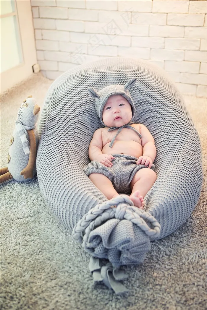 睡在毛绒袋上的可爱幼儿