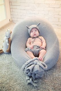 睡在毛绒袋上的可爱幼儿