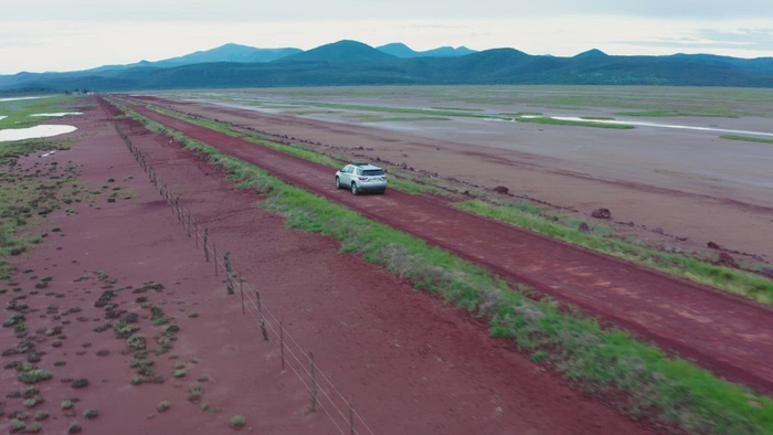 在大自然中穿越长路的皮卡车