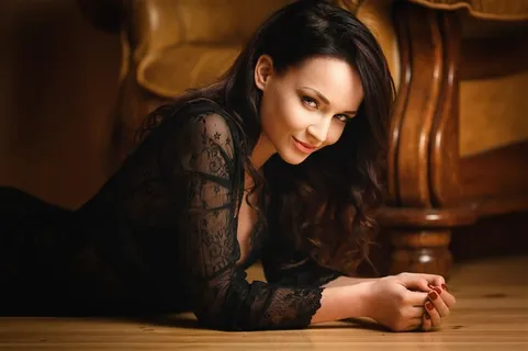 趴在地板上的内衣女郎