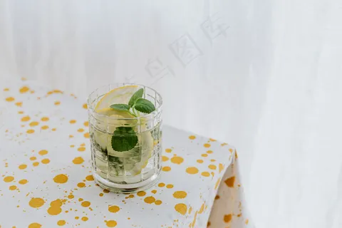 清爽夏季果汁饮品摄影照片