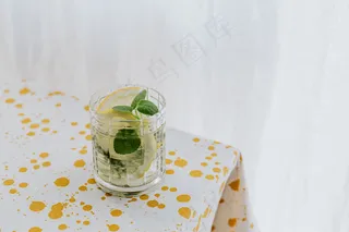 清爽夏季果汁饮品摄影照片