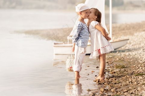 河边亲吻可爱小情侣图片 河边亲吻可爱小情侣图片