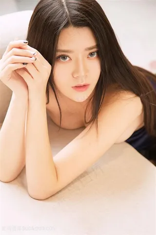 趴在沙发上的清纯美女特写图片