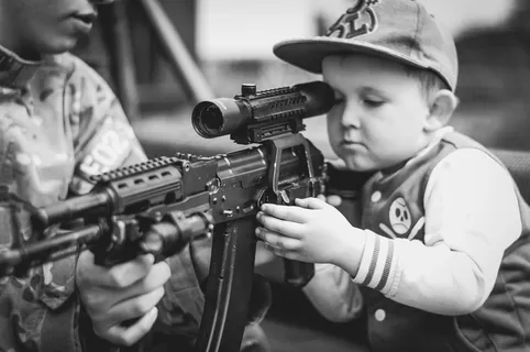 学射击的小孩图片 学射击的小孩图片