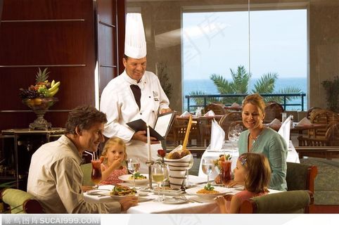 在餐厅点餐的家人