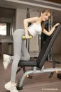 健身房性感长腿美女鱼子酱紧身裤美女写真图片