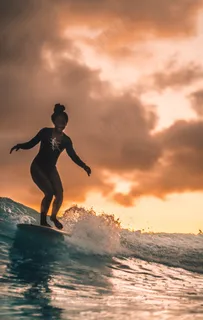 黑人美女海浪冲浪图片 黑人美女海浪冲浪图片
