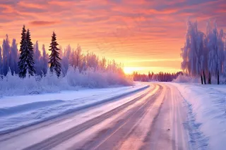 夕阳下的雪地公路森林雪景摄影图