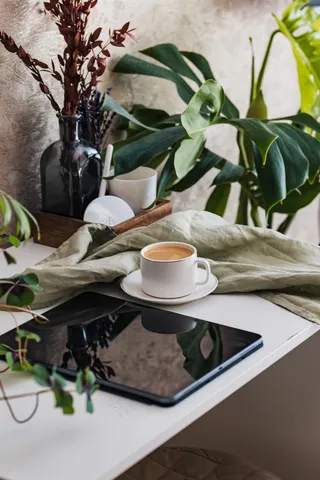 桌子平板和咖啡图片