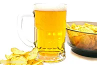 金黄色啤酒图片
