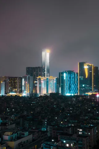 贫富交界的夜景