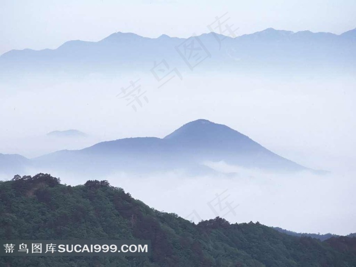 云雾缭绕的大山风景素材