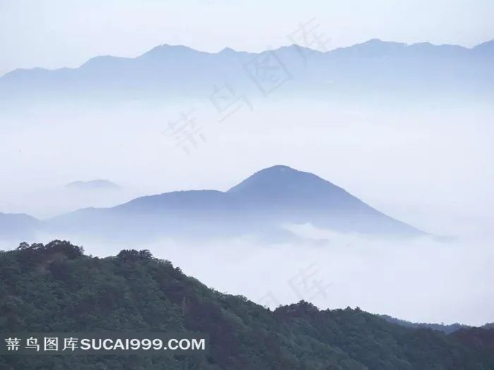 云雾缭绕的大山风景素材